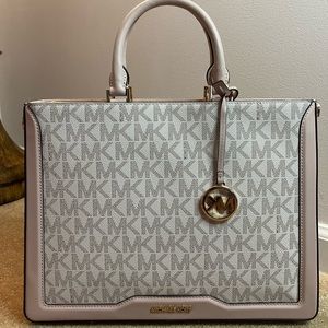 Woman’s Michael Kors Tote Bag. Brand new with Tags !!! Pristine condition.